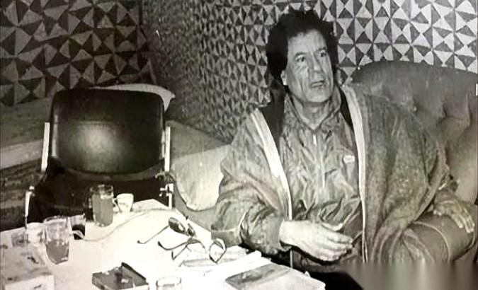 “你可以拿去卖100万。”
这话不是我说的，是卡扎菲。
对，就是你想的那个卡扎菲