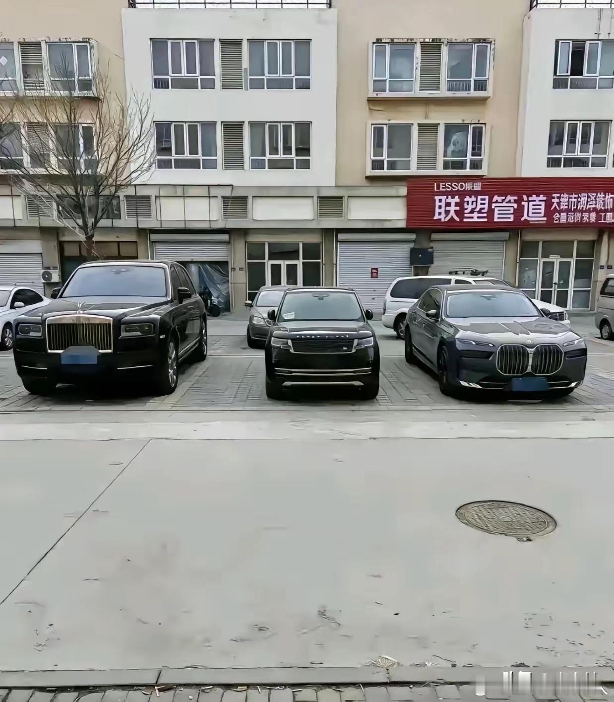 路虎：你们俩别老凑我跟前，远点行不行！ 