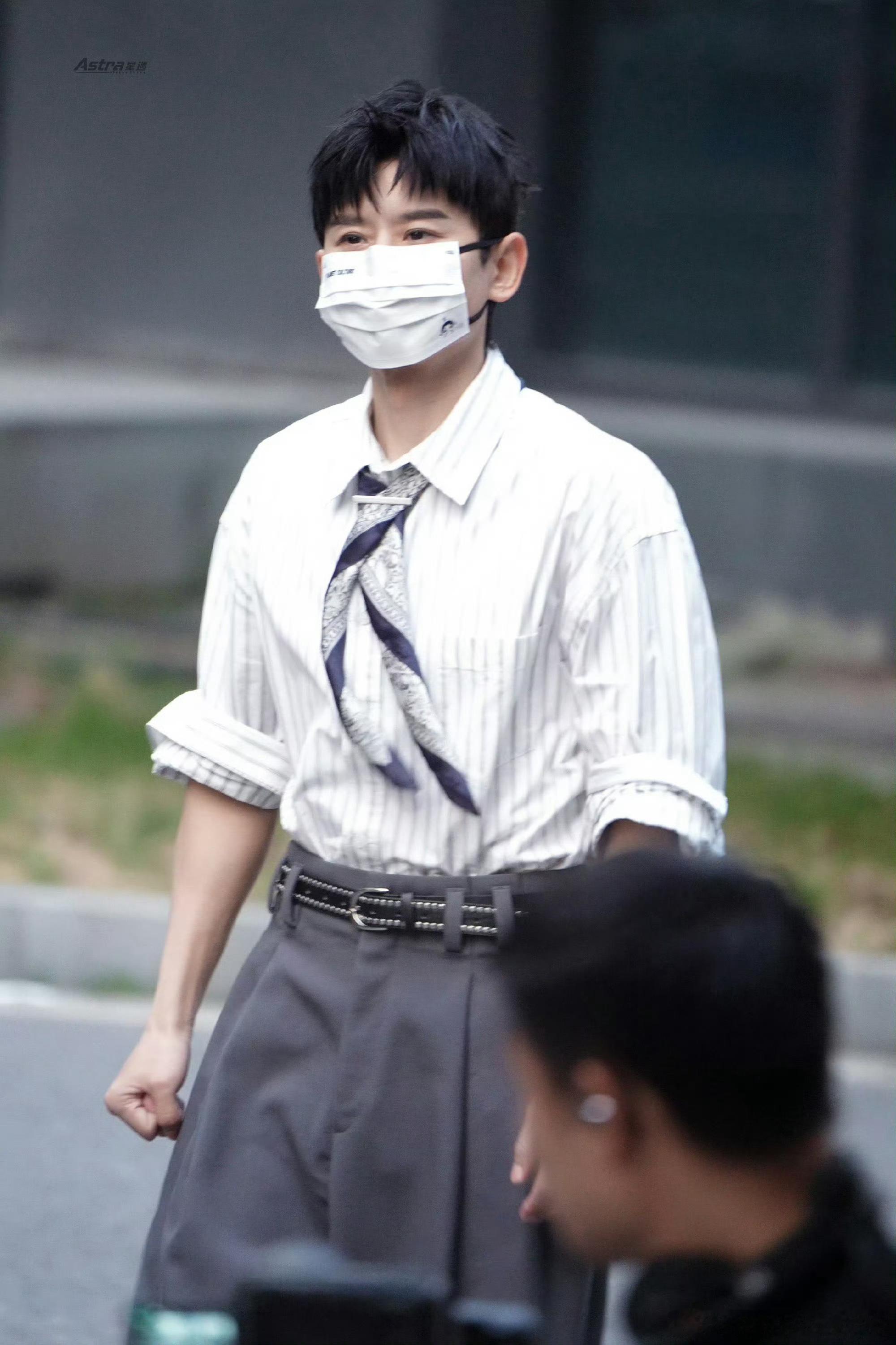 张杰国乐无双路透张杰国乐无双上班路透来了，完全清爽男大！第一期是粤语版《天下》，