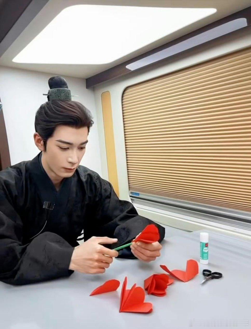 20260317陈星旭ins更新🌹🌹这是……白色情人节礼物？陈一花做了一朵?