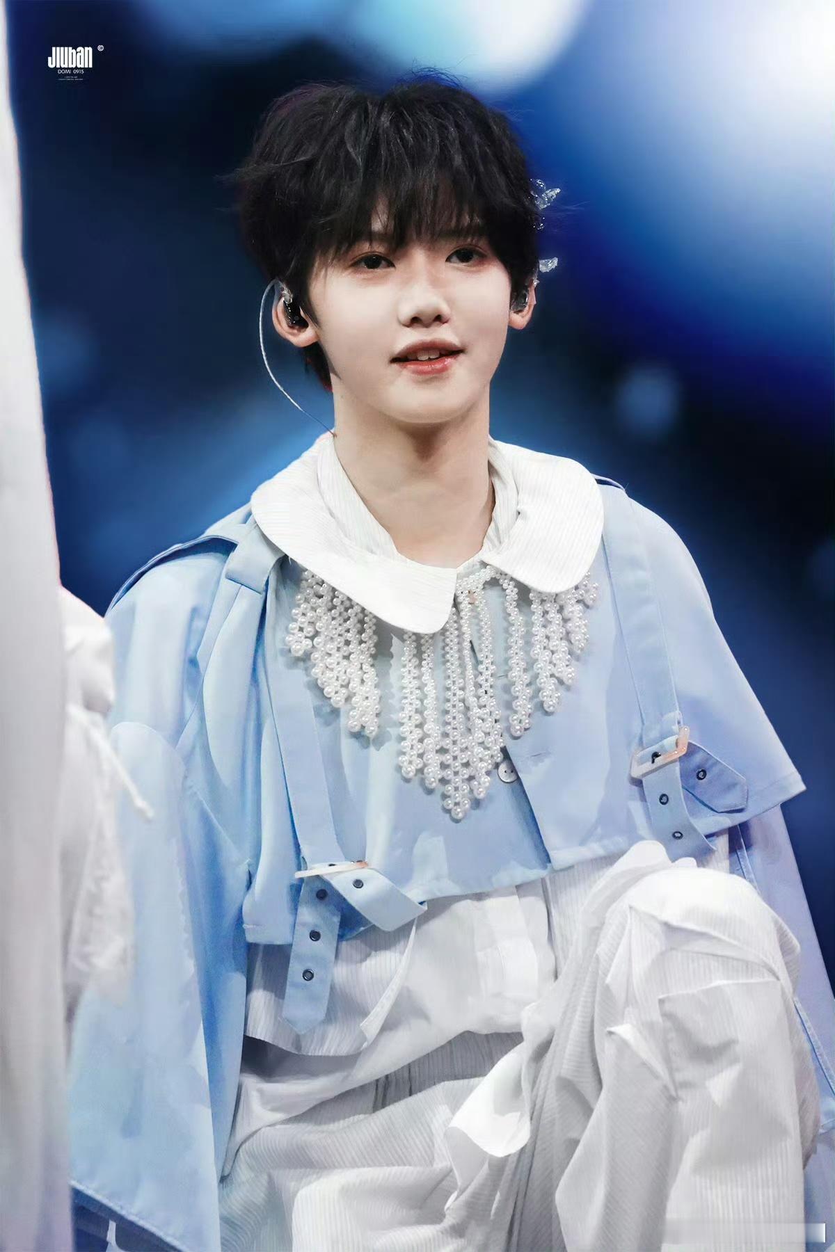 张奕然公开1000天快乐1000个日夜，是星辰流转，爱意生根。从那一刻的勇敢，到