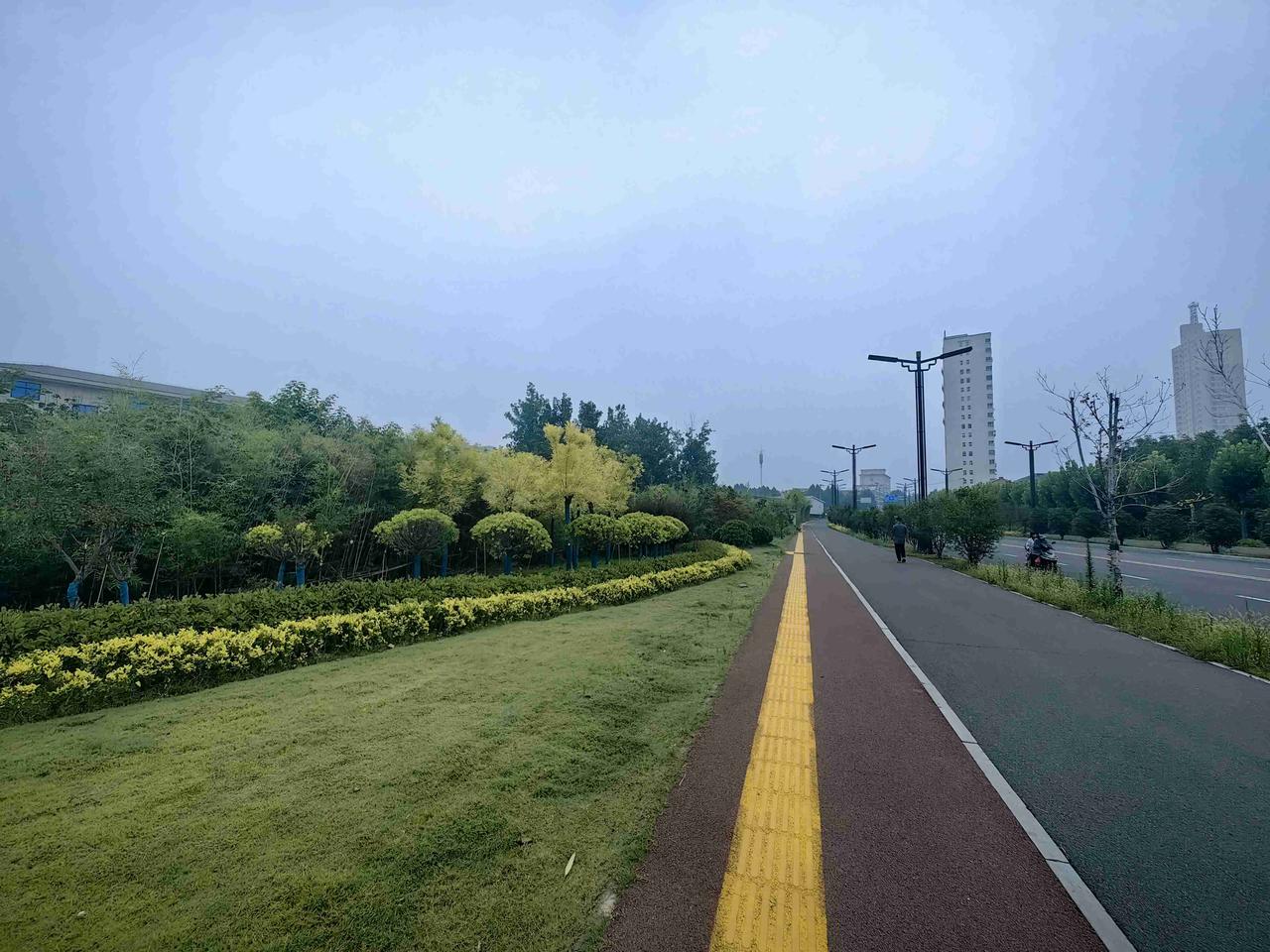 今天心情轻松愉快，天气也格外给力，阳光灿烂的。

下午窗帘店来给新房子安装窗帘，