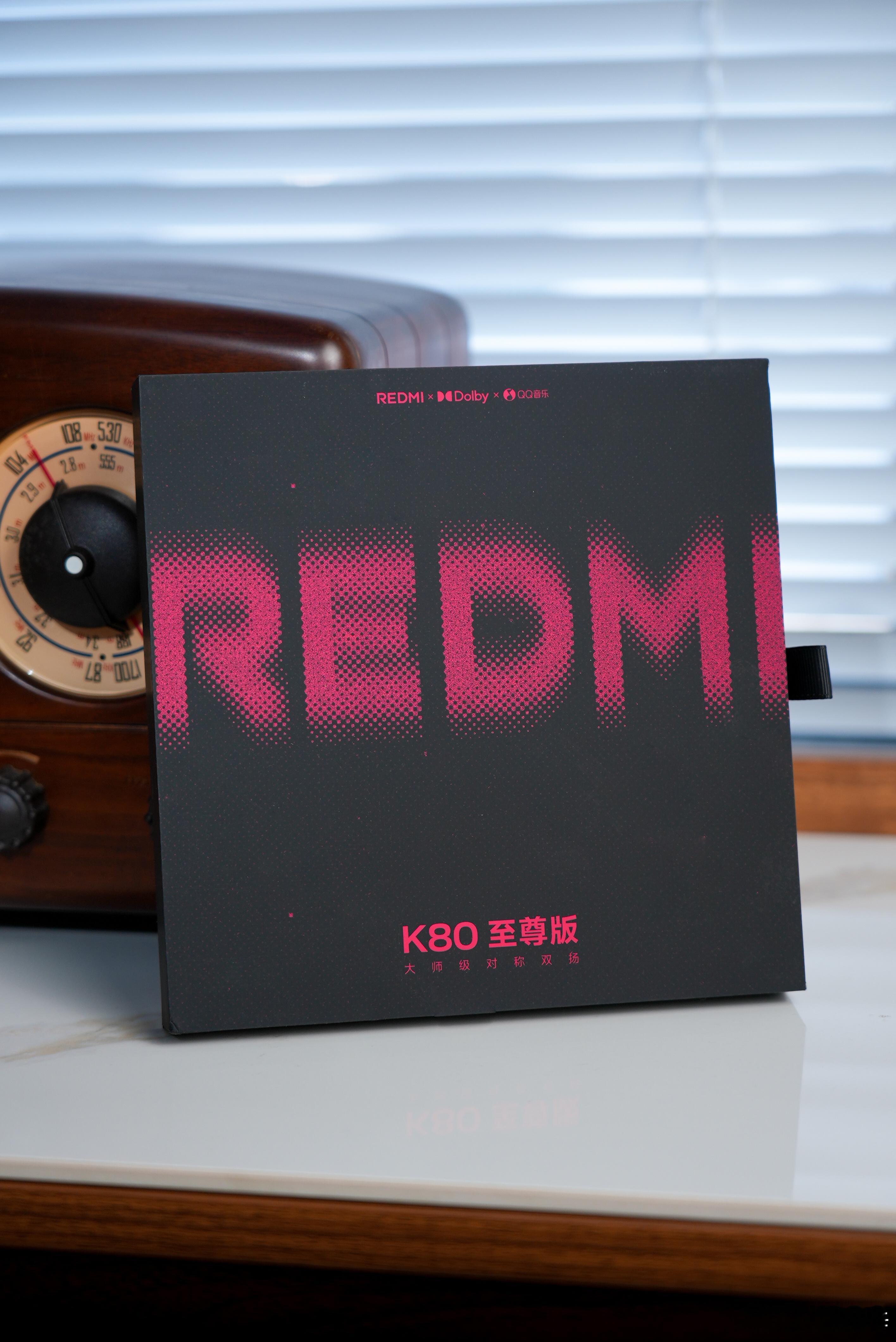 REDMI K80 至尊版「煲机金曲唱片」拿手机碰一碰这三张「煲机金曲唱片」，就