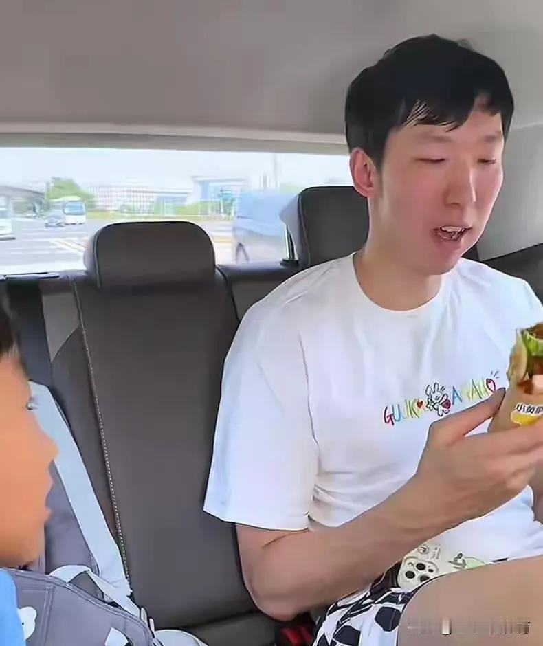 周琦回国了，回来的正是时候，可以堂而皇之的挣钱了。
亚洲杯打的如火如荼。中国队取