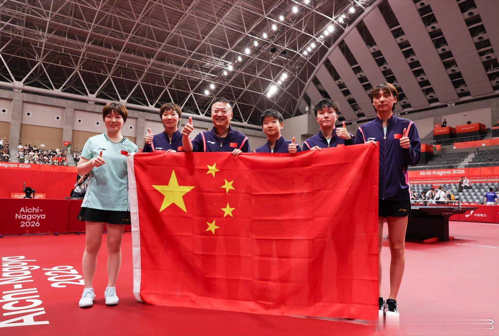 孙颖莎球拍不离手孙颖莎夺冠后带着球拍合影名古屋亚运会女团夺冠，合影环节孙颖莎依旧