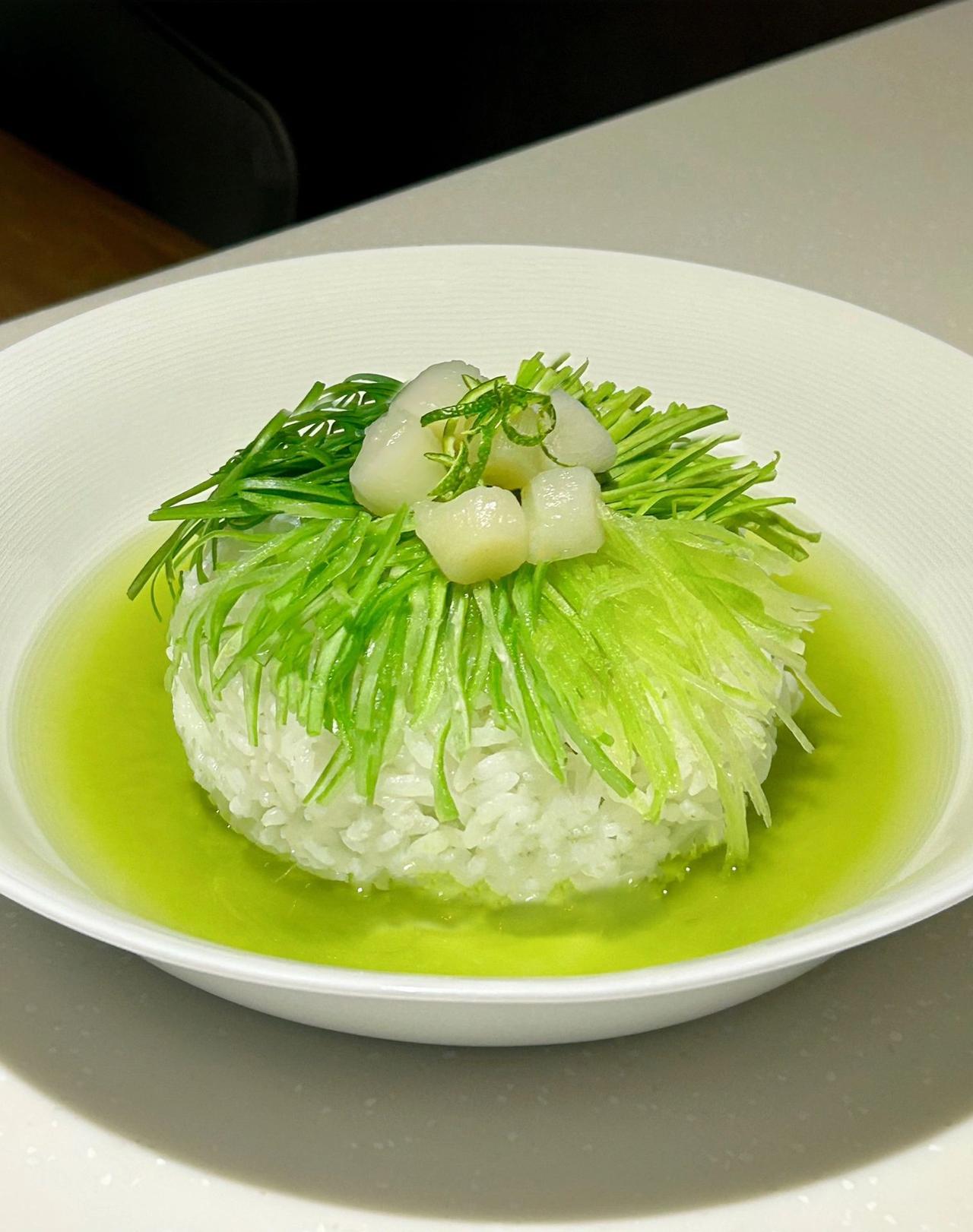 青柠扇贝茶泡饭，清新一夏绿色解腻食谱
今日绿饭回归，简单吃一碗日式茶泡饭，软糯小