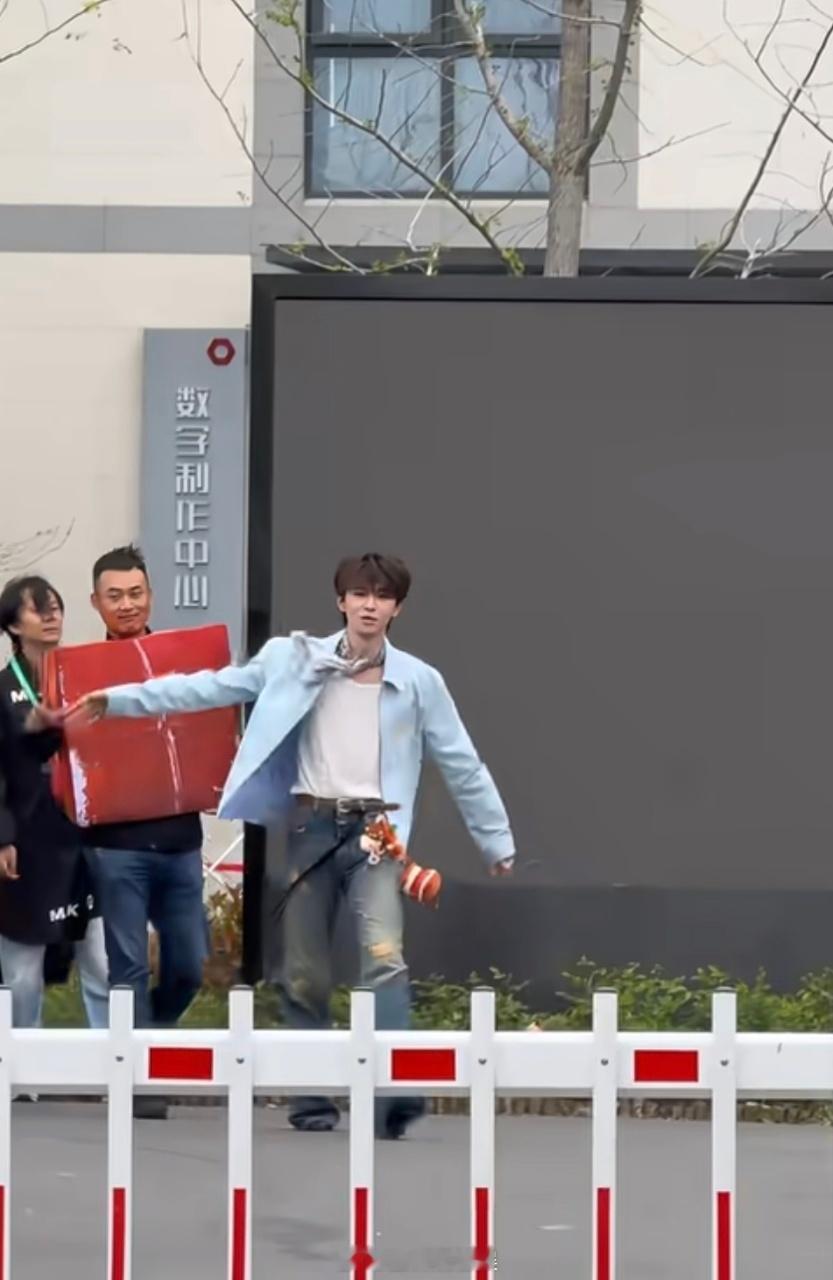 何浩楠上海录制天才厨人 小何今天去上海录制《天才厨人》了！在粉丝的路透视频里，小