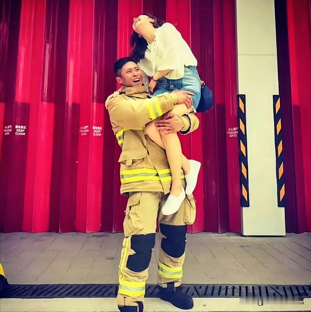 “我好想再牵你的手！”。可惜她再也牵不到了。原来人真的可以一夜之间阴阳相隔！
