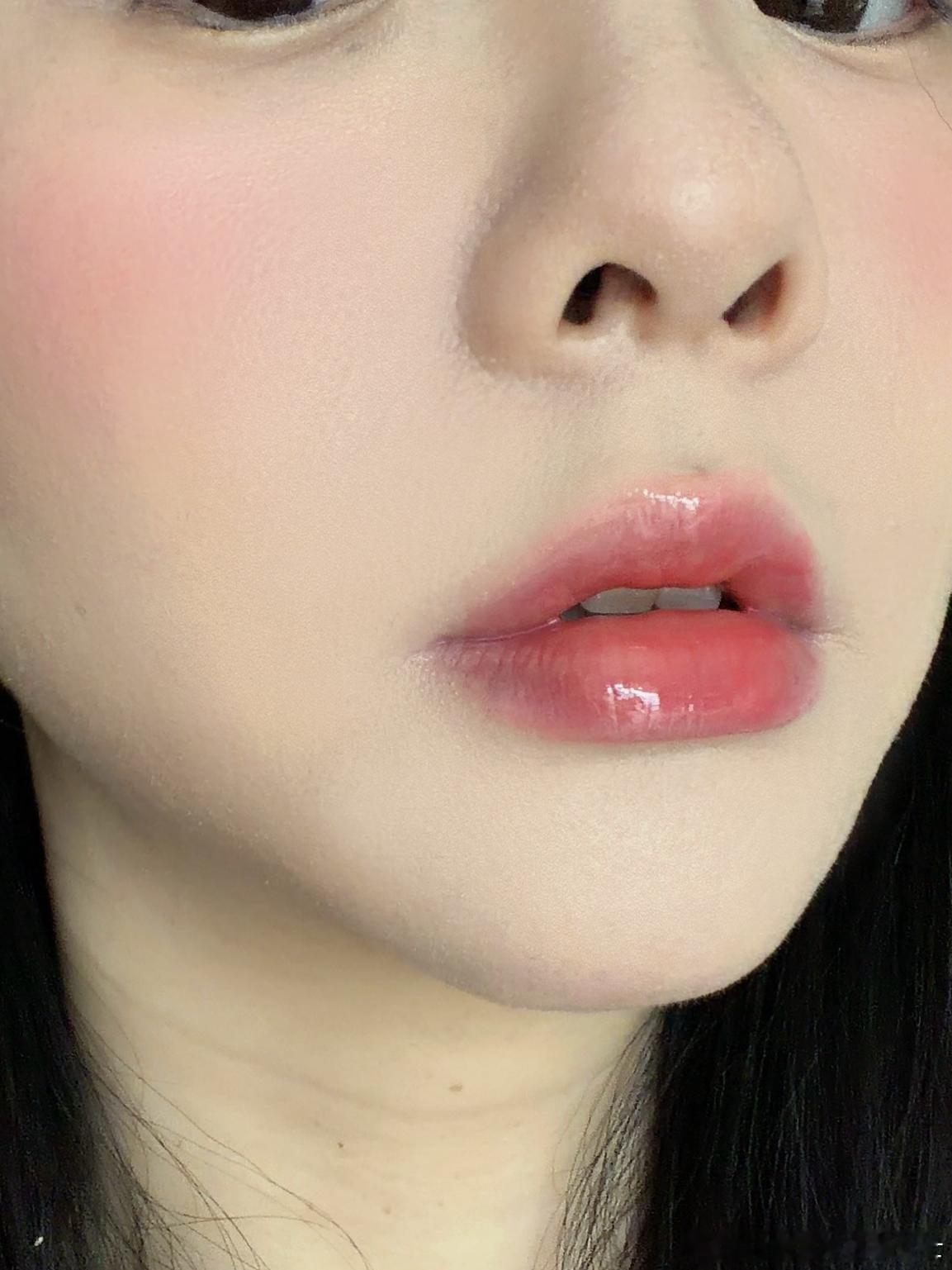 毛吉吉这个唇釉很不错，我买了02和04今天涂的04。优点：很容易成膜我涂镜面唇釉