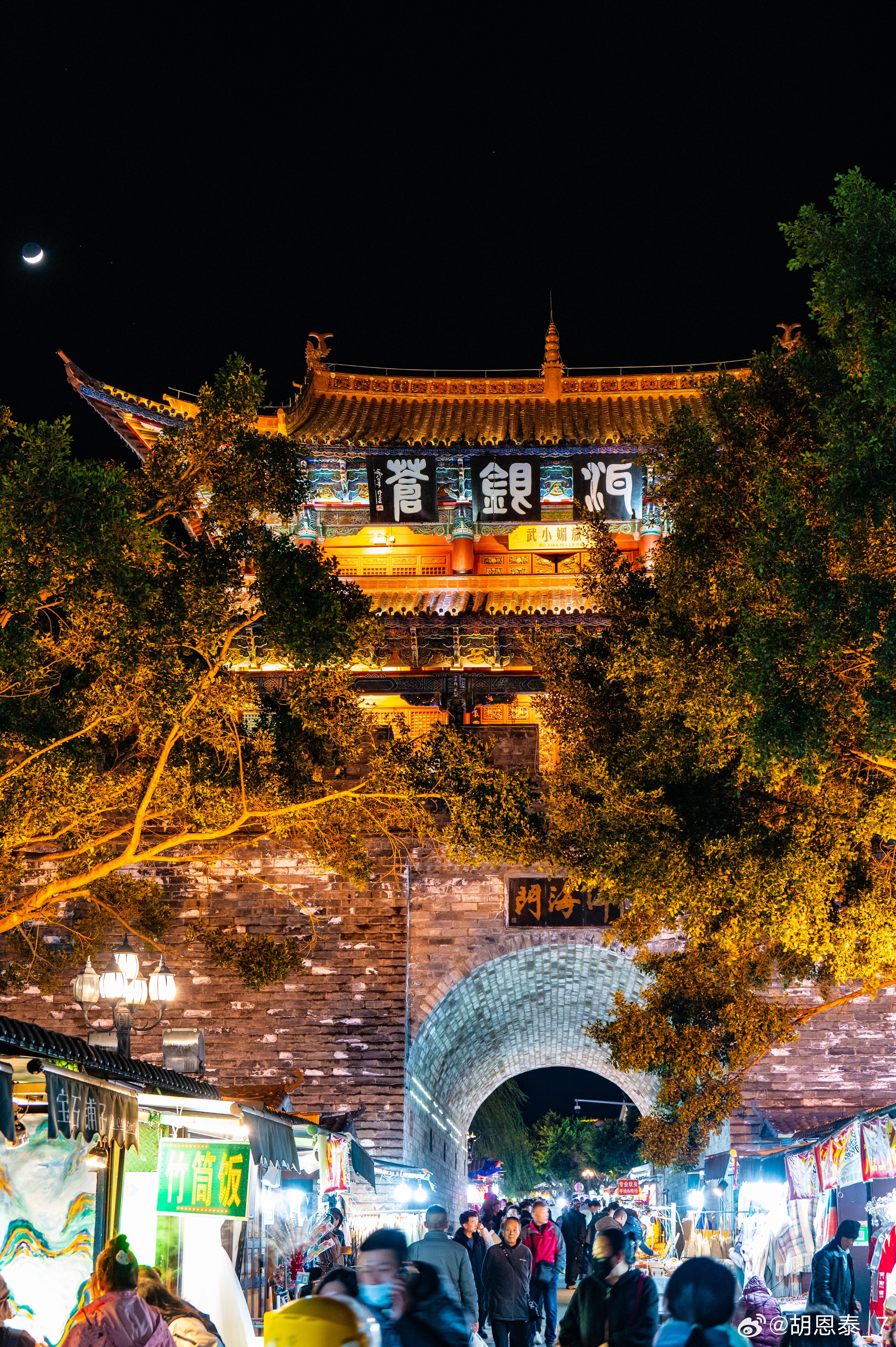 #记录旅行# 夜游大理古城，我深刻体会到了什么叫“好看的皮囊千篇一律，有趣的灵魂