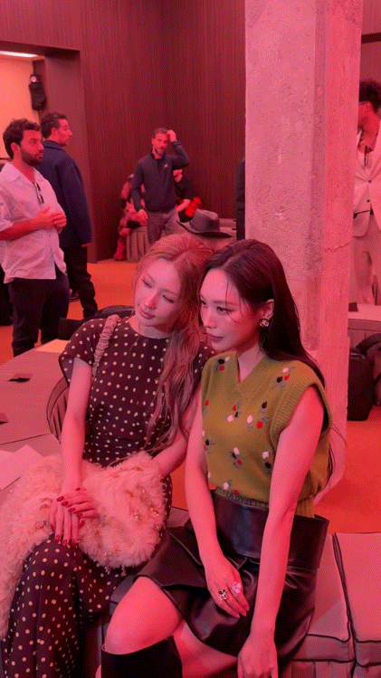 王霏霏赵美延秀场同框 王霏霏与赵美延在秀场上同框，舞台魅力令人过目难忘。不同风格