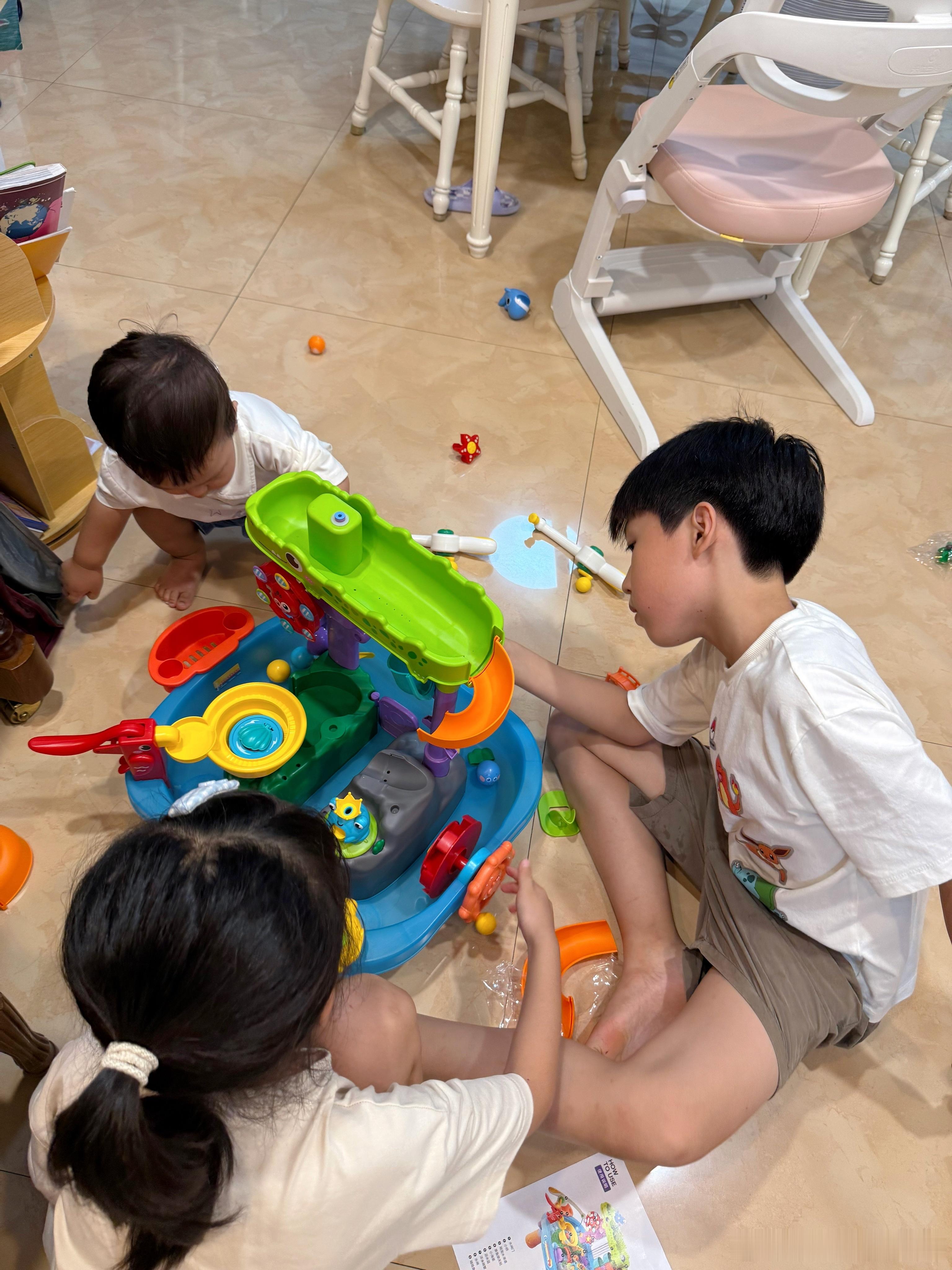 哥哥姐姐给力，出去一会儿回来，他俩已经帮弟弟拼好新玩具了。👍我的三个崽崽