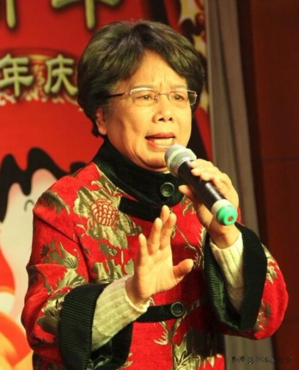 方艳华的讣告太有讲究了！
明明有儿子，
最后署名却不是儿子，反而写的是上海独脚戏