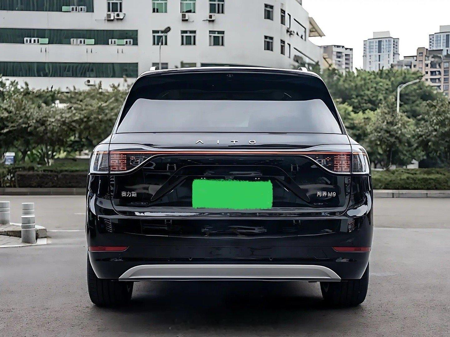 这个亮心心的尾灯我就是觉得油腻，随便信仰孝子怎么喷我，都没关系，记住这是赛力斯问