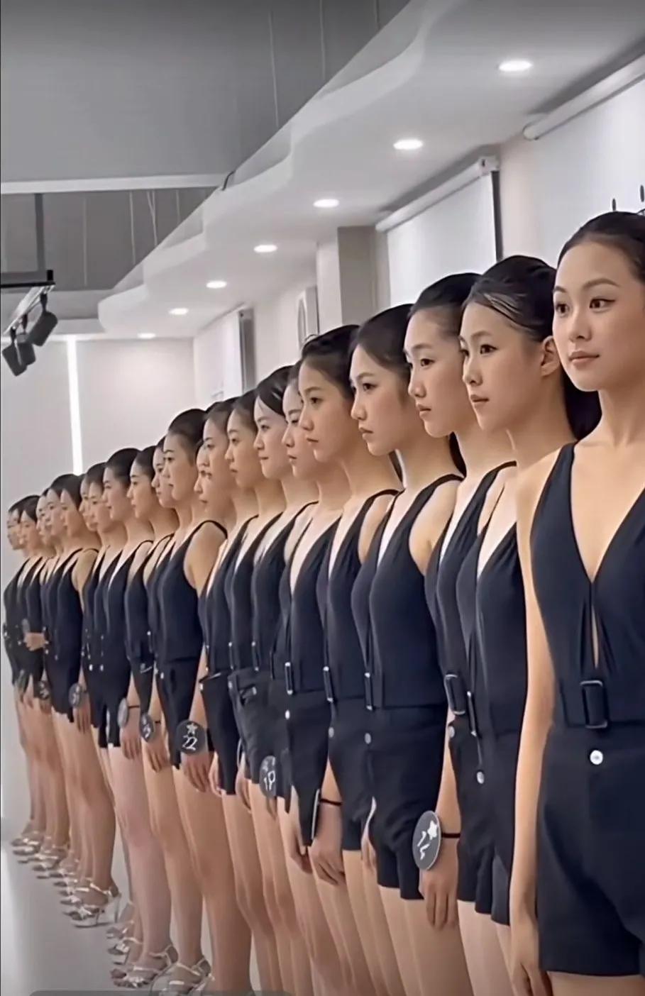 我的女儿长大了，如果未来像她们一样站成一排参加模特选拔的话，我宁愿她平淡无奇，毕