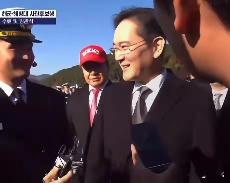 李在镕嘴巴都乐开花了，他儿子经过 6 周的新兵训练成功结业，以“营长候补生”的身