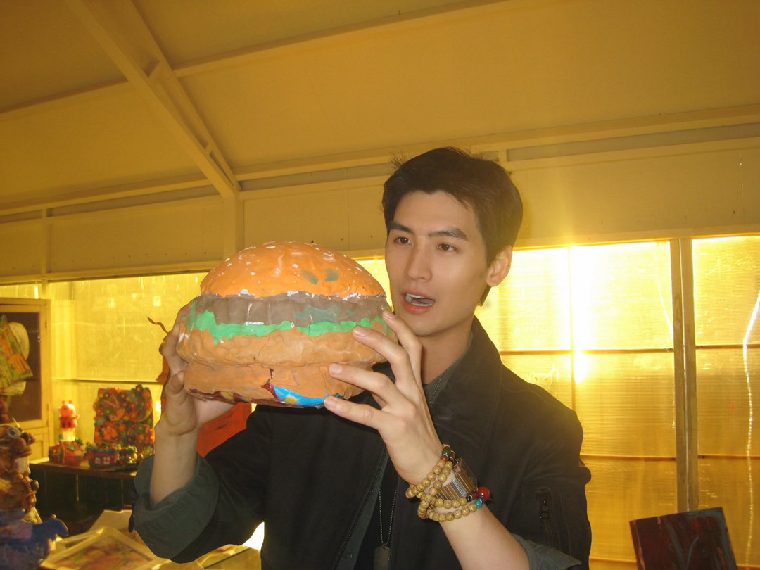 黄俊捷演了宁浩的男主 真的梦幻联动了😭 4月7日，宁浩监制新剧《我乐个神落村》