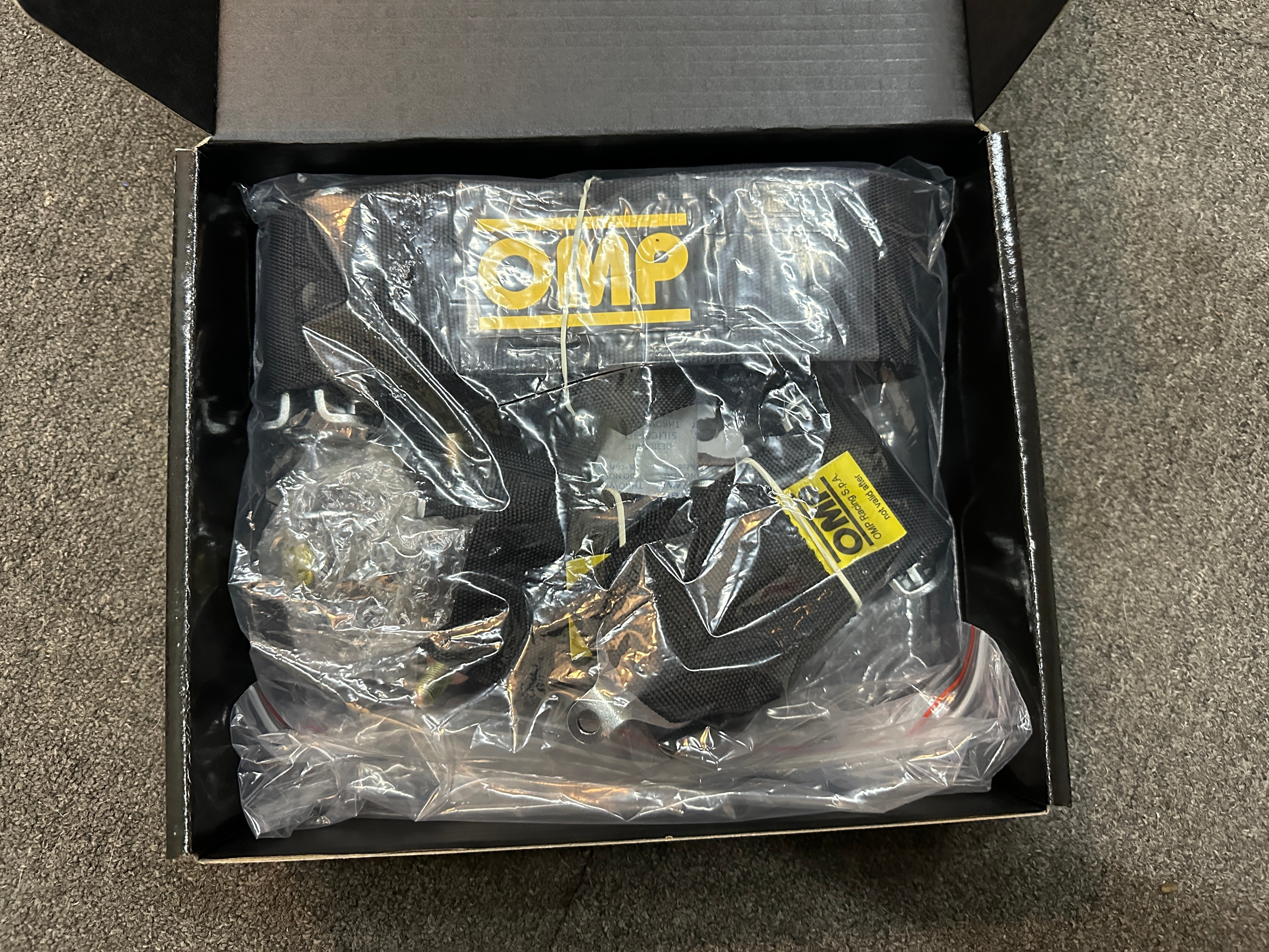 我见了很多跑赛道的玩家。车子改几万十几万甚至几十万。座椅 方向盘 安全带 用国产