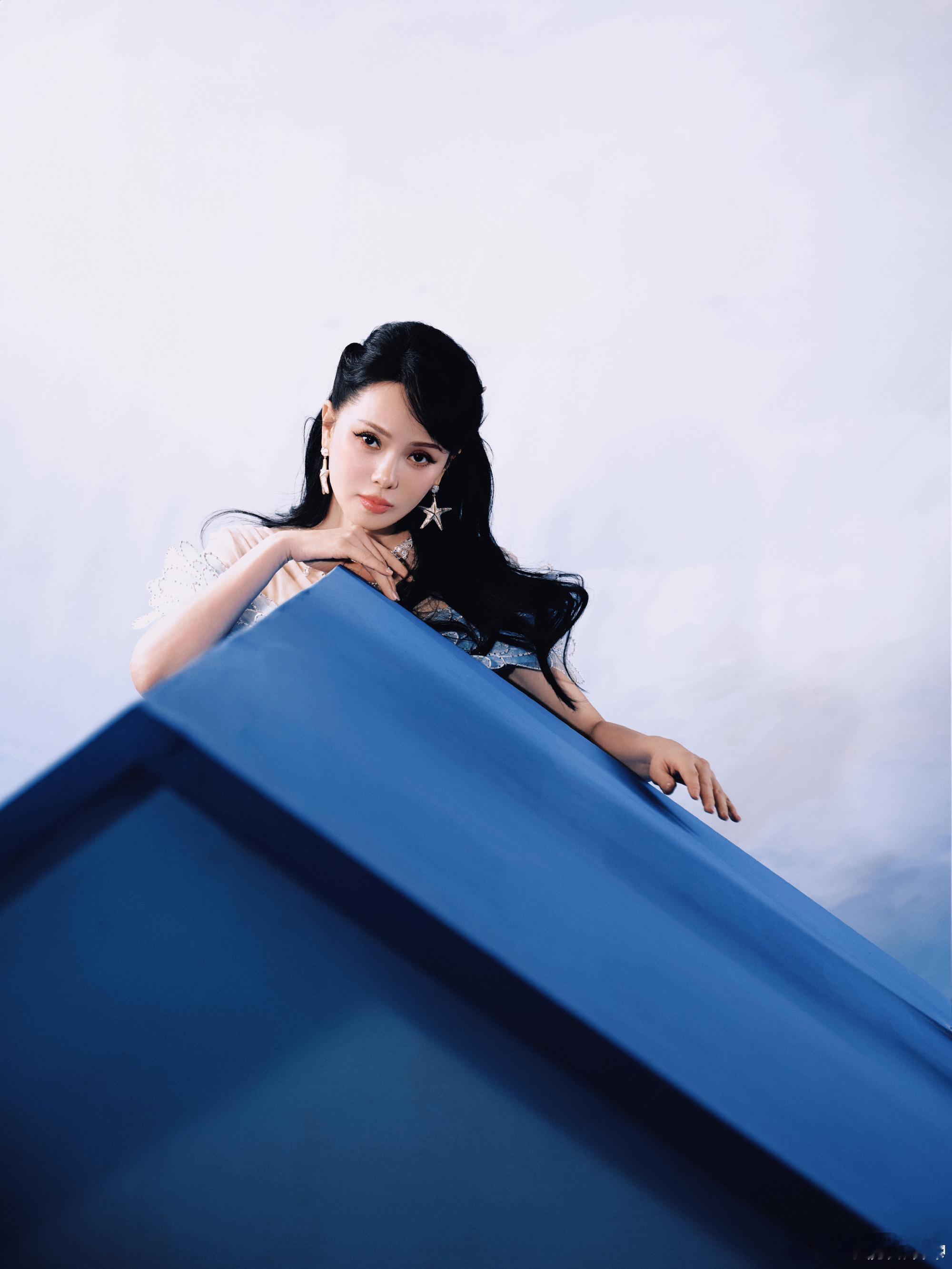 伊能静春晚踏浪造型伊能静蓝色鱼鳞礼服配海星耳环，人鱼造型和《踏浪》舞台完美融合。