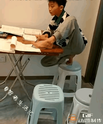 小孩哥这写作业的姿势
真不是一般人能干的出来的
手脚并用，效果加倍
就是不知道质