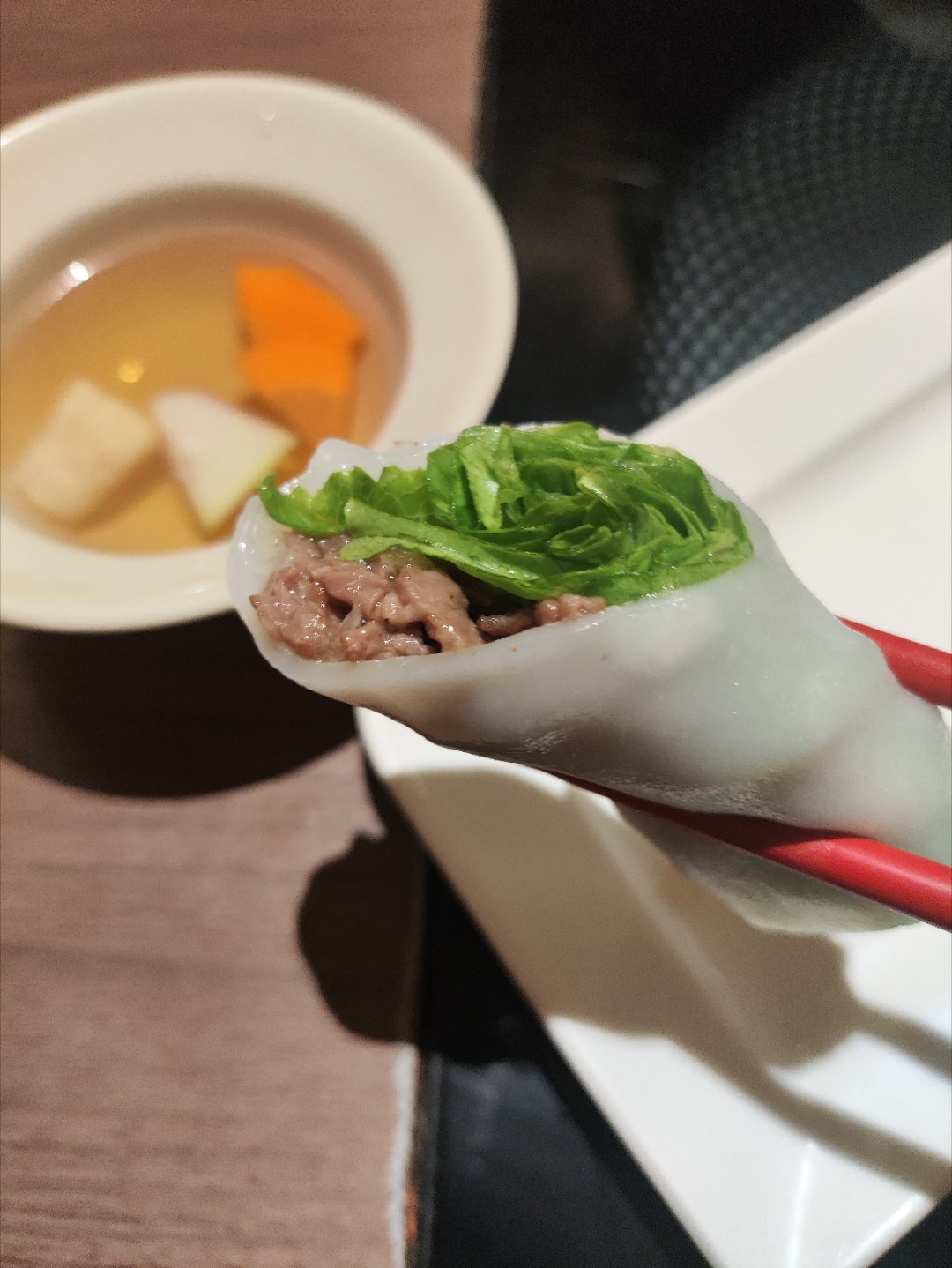 越南那种完全没红绿灯的斑马线真是令人畏惧，要横穿很宽的马路，一秒会狂冲过十几辆摩