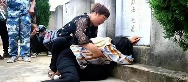 1984年，新婚三天的丈夫，上前线打仗不幸牺牲。不料，她的妻子却立马改嫁给了他的