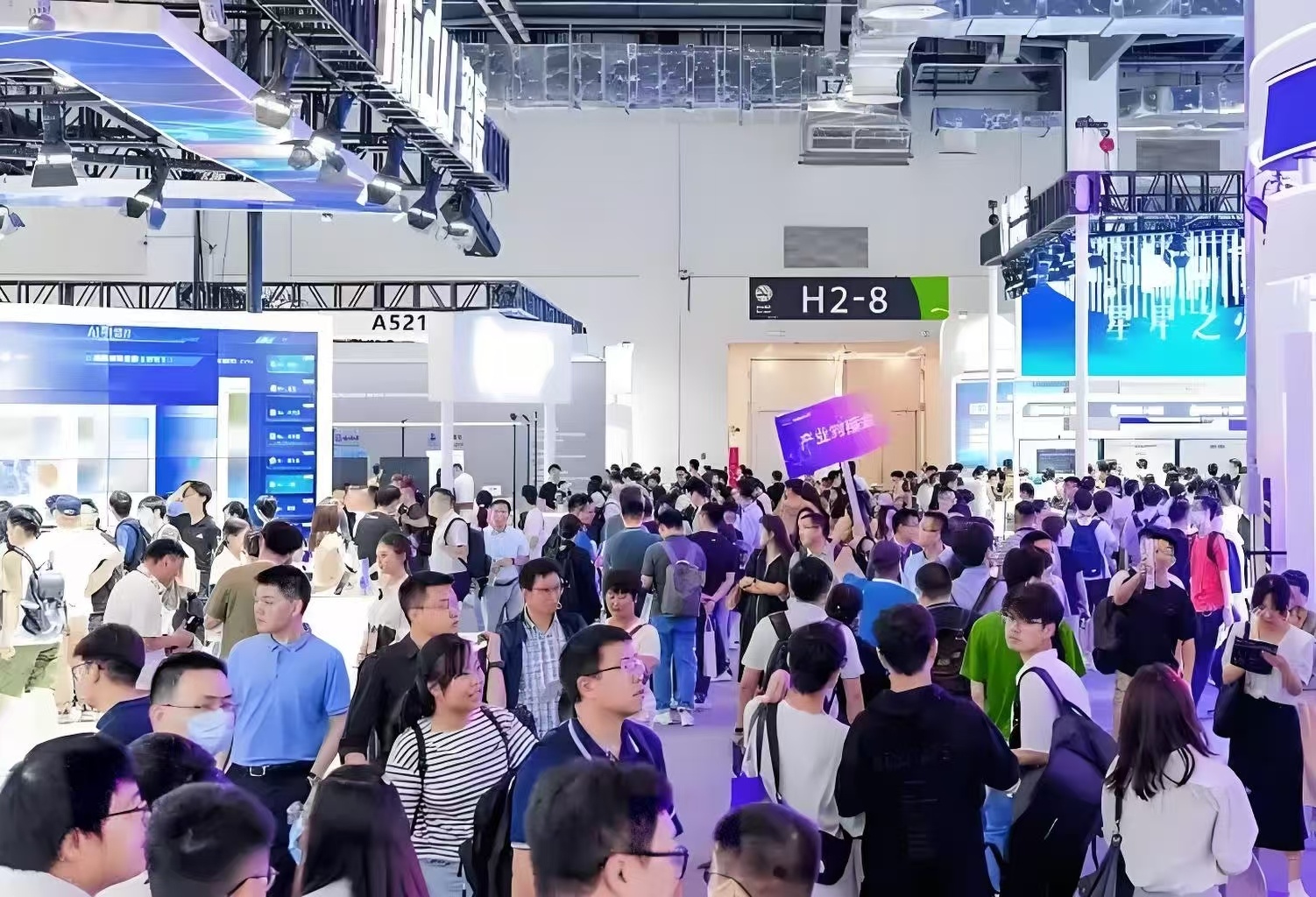 赛博上海此刻具象化了这次世界人工智能大会成中国科技企业的表演秀了。中国的黑科技，