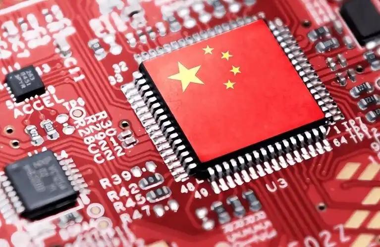 很多人以为,美国民间早不把中国军力当直接威胁,可华盛顿的手却越收越紧。

皮尤研