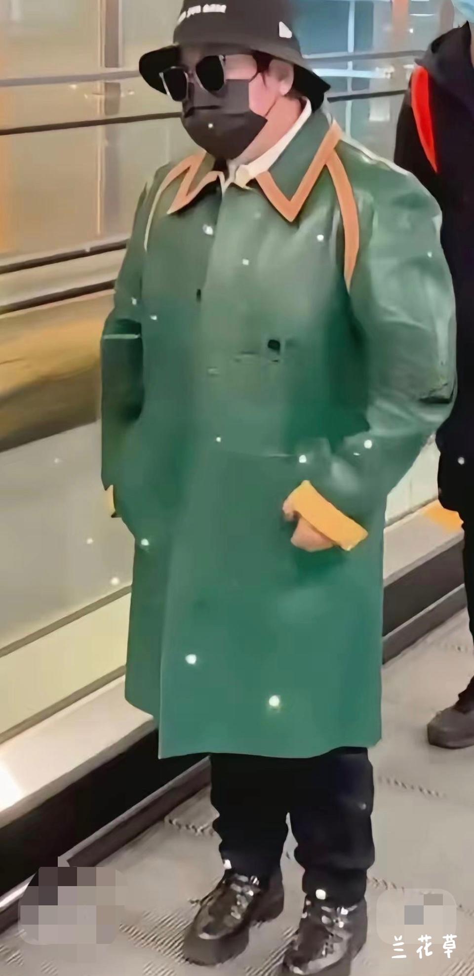 韩红最近出行变低调了：孤单清影一个人，卸去了两手腕上的贵重妆品，坐慢悠悠的绿皮火