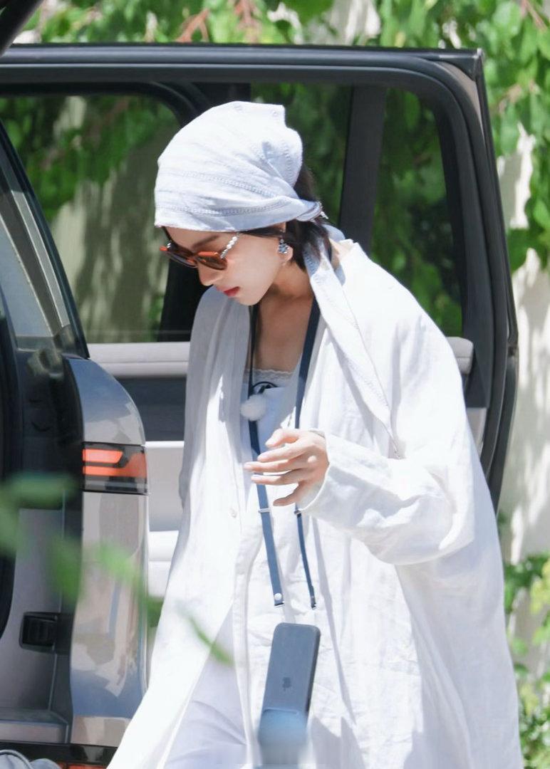 李宇春辛芷蕾高叶倪妮化学反应向野的我们 辛芷蕾搬行李的样子真的太飒了，那个包看着