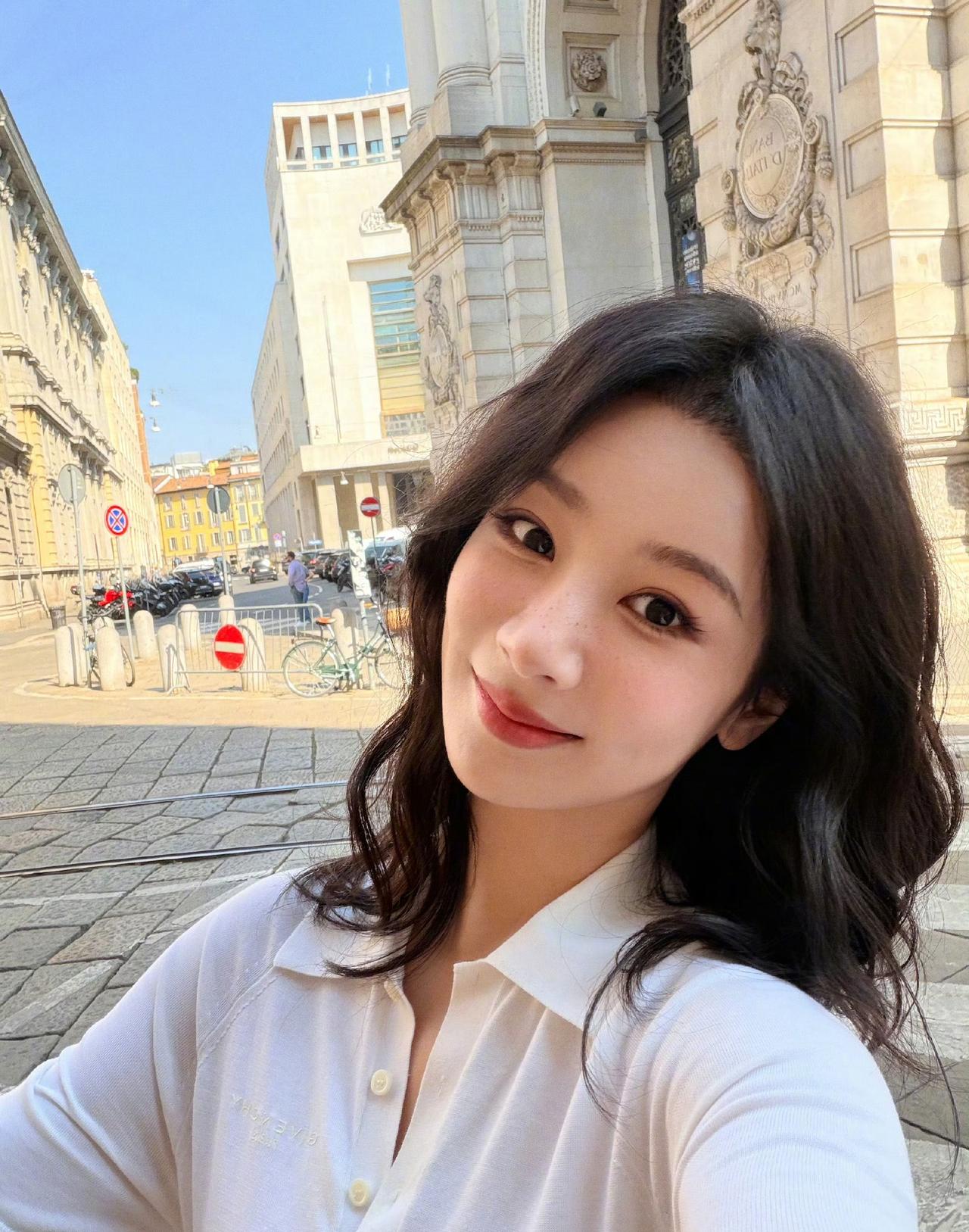 杨紫
穿着白衬衫
长发披肩
露出迷人的笑容
这姿态好有吸引力呀

果然，白衬衫