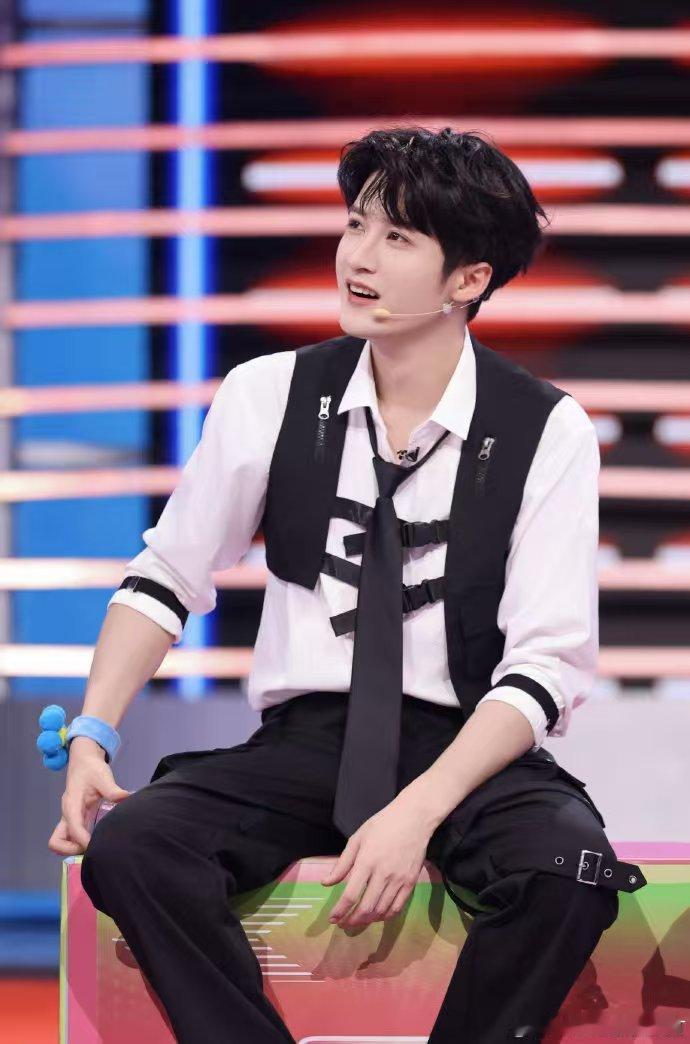 《你好星期六》名场面+1！檀健次玩“格格吉祥”游戏，全程不在状态，连续出错扣分，