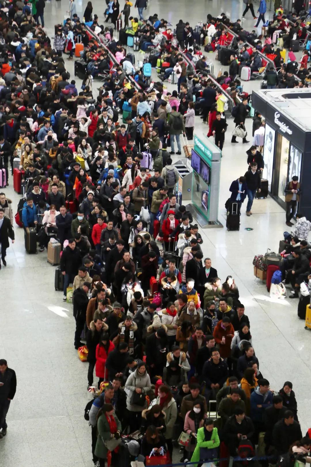 2026年春运铁路部门推出不少贴心新服务：
 1.误购免费退票：12306购票后