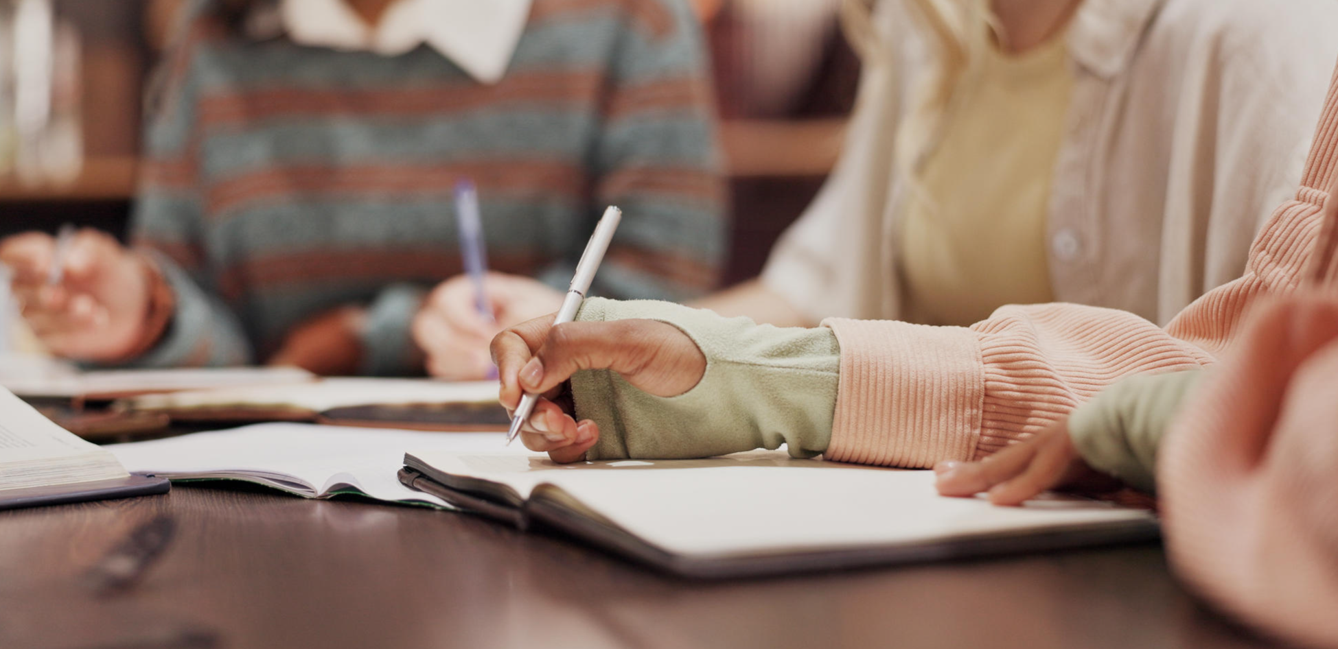 衡阳一初中教官被指“跪罚学生” 当地教育局：不存在跪罚，但管理方式不当已将其辞退