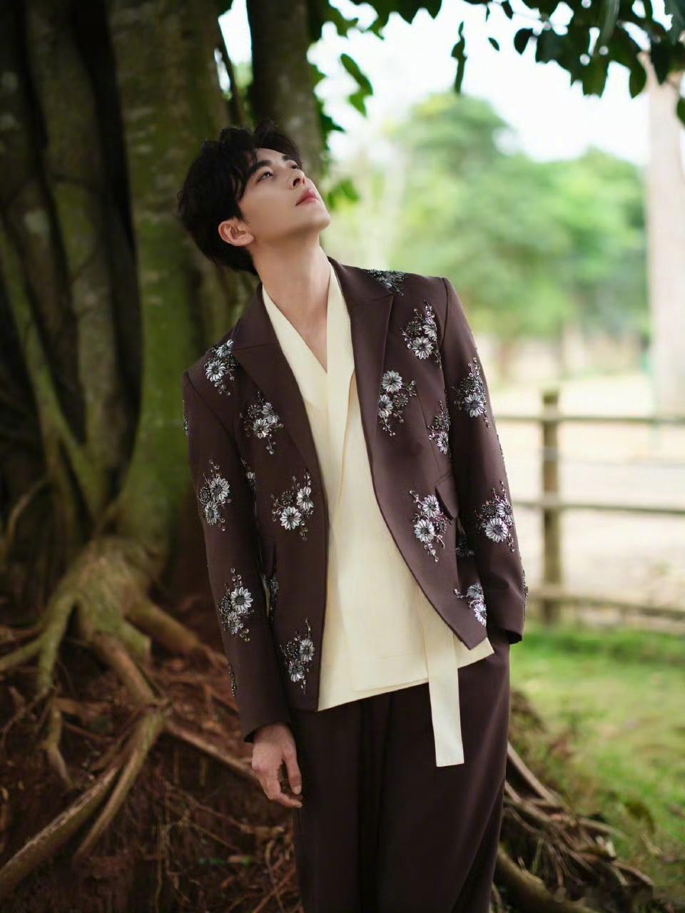 陈星旭不卷了去农场当主理人了 镜头扫过的侧影、互动时的眼神，皆藏着专业沉淀后的游