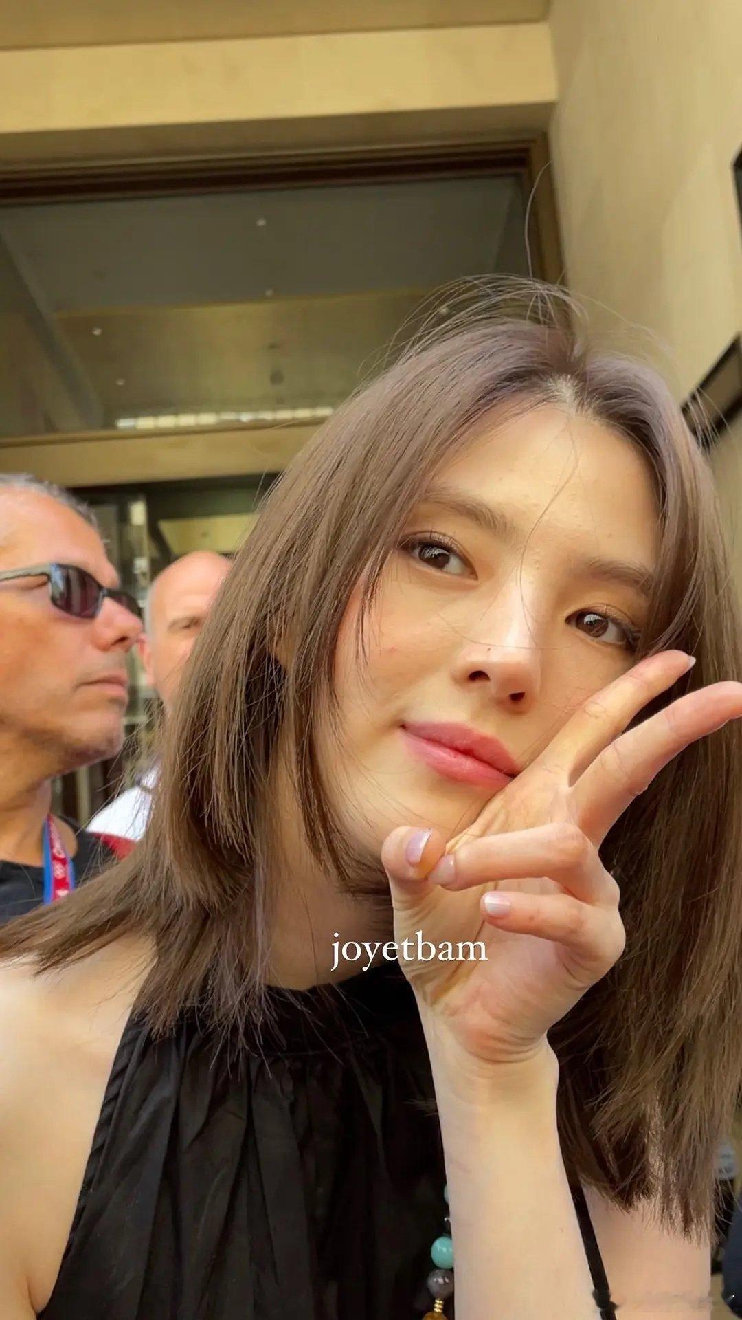 脱离美颜滤镜的韩素希就没有白的那么夸张了 ​​​