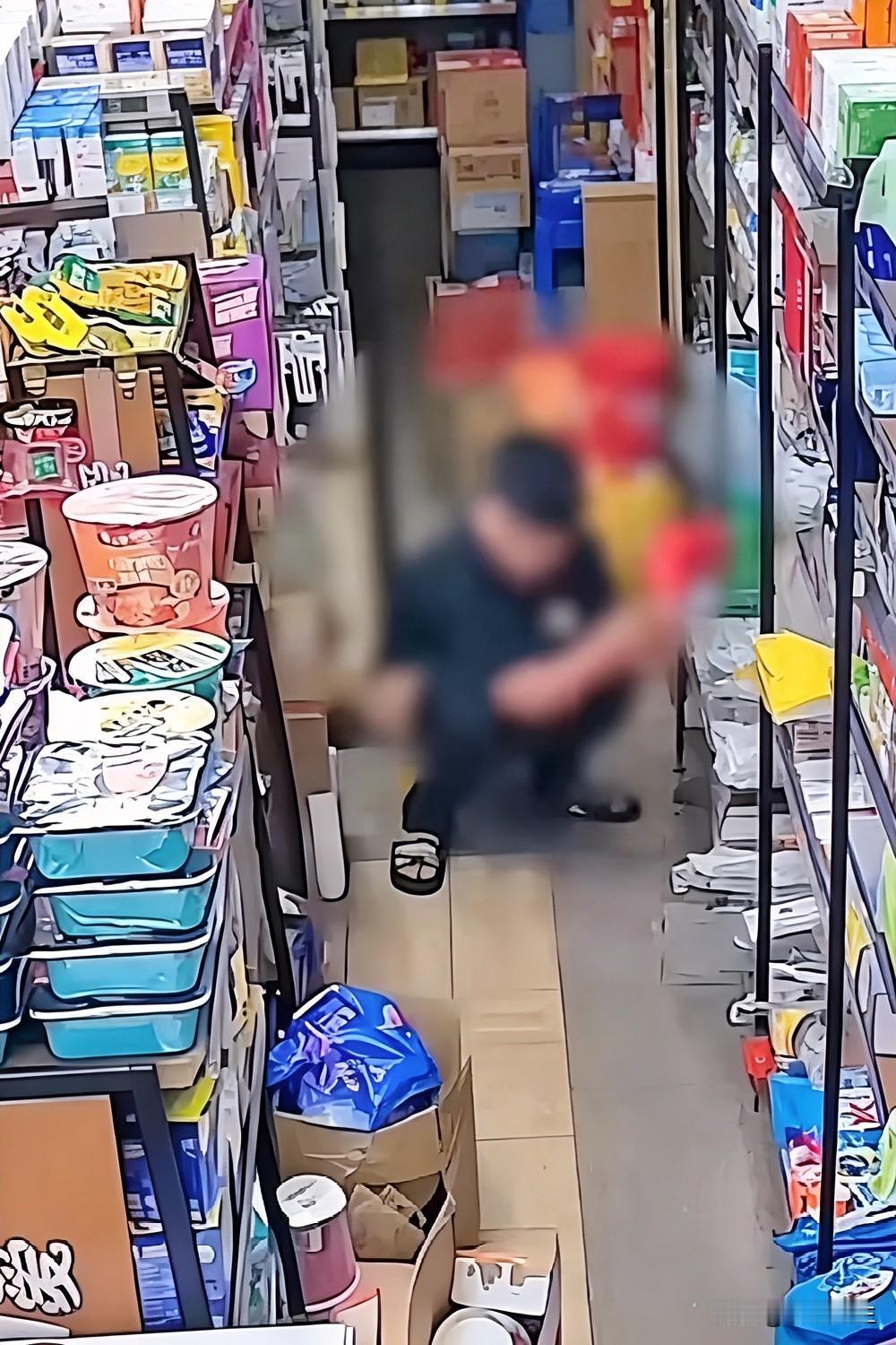 东莞，一男子超市货架旁大便，有厕所不去，完事直接走人。

店员没及时发现，事后整