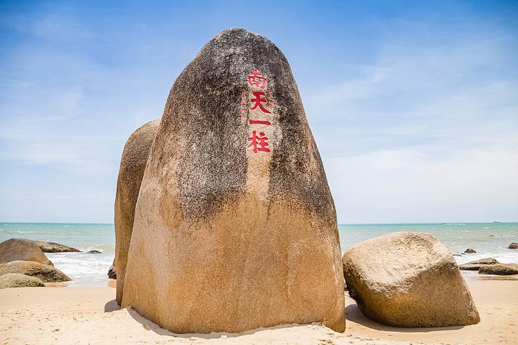 上联：北斗七星，水面连天十四点；
下联：南天一柱，天地之间独一石。