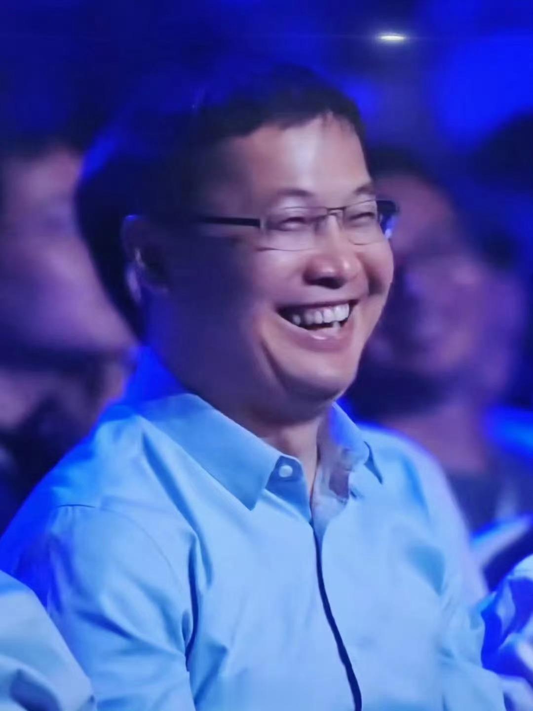 卢伟冰一笑，一加粉丝就闹[允悲][允悲][允悲] ​​​