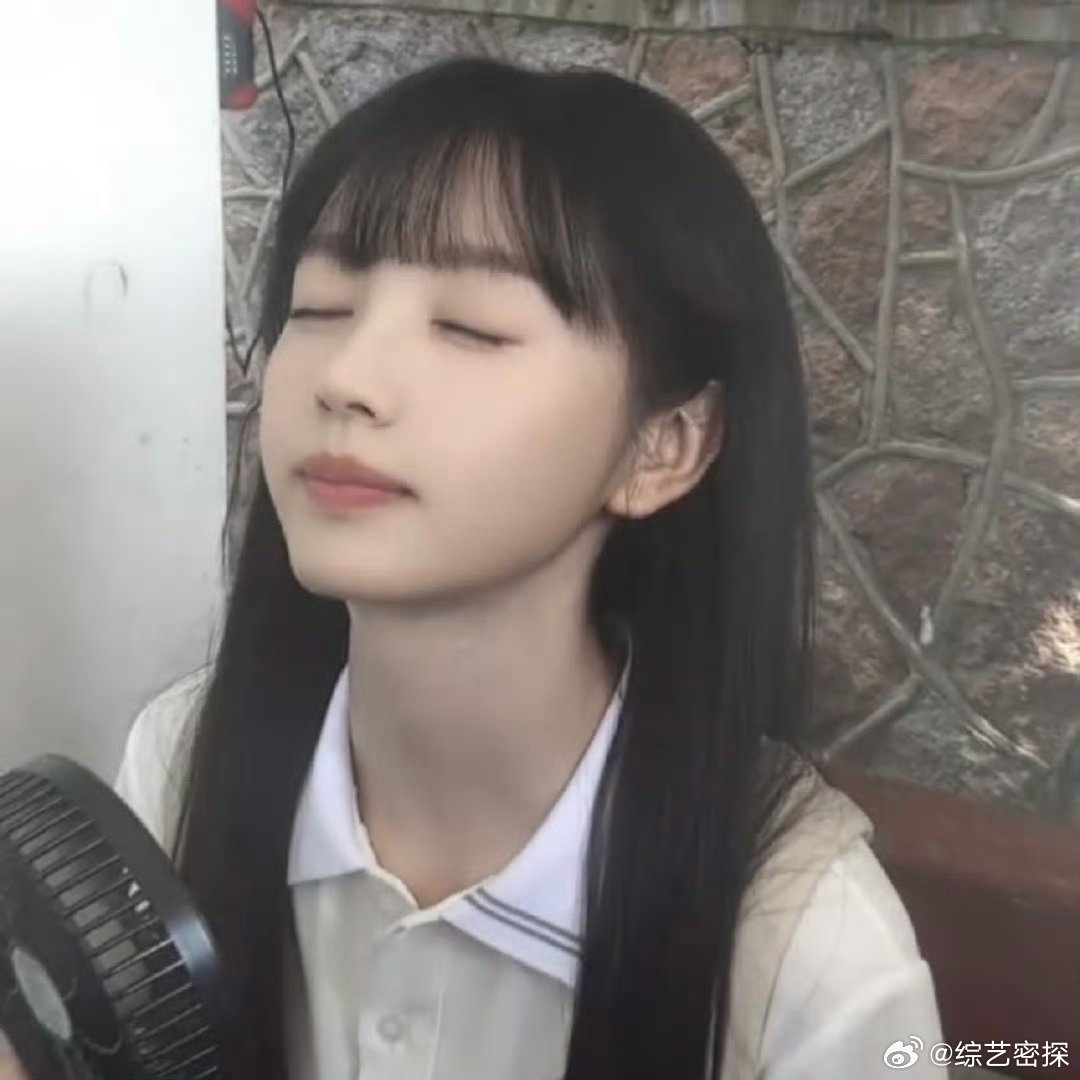 卡研和卡颜都卡不到林知夏看多了各类男学霸人设，林知夏的出现格外新鲜，可爱外表下藏