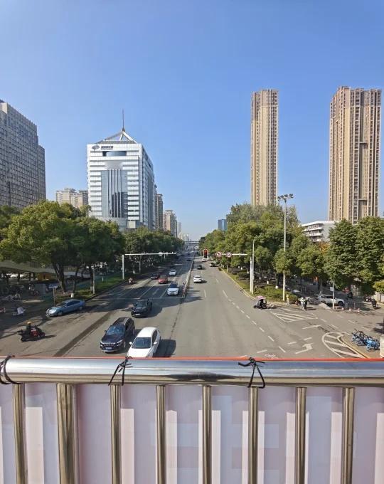 珞瑜东路佳园路天桥，拍16号光谷马拉松
这个天桥极好拍光马，早上顺光，不知道后天