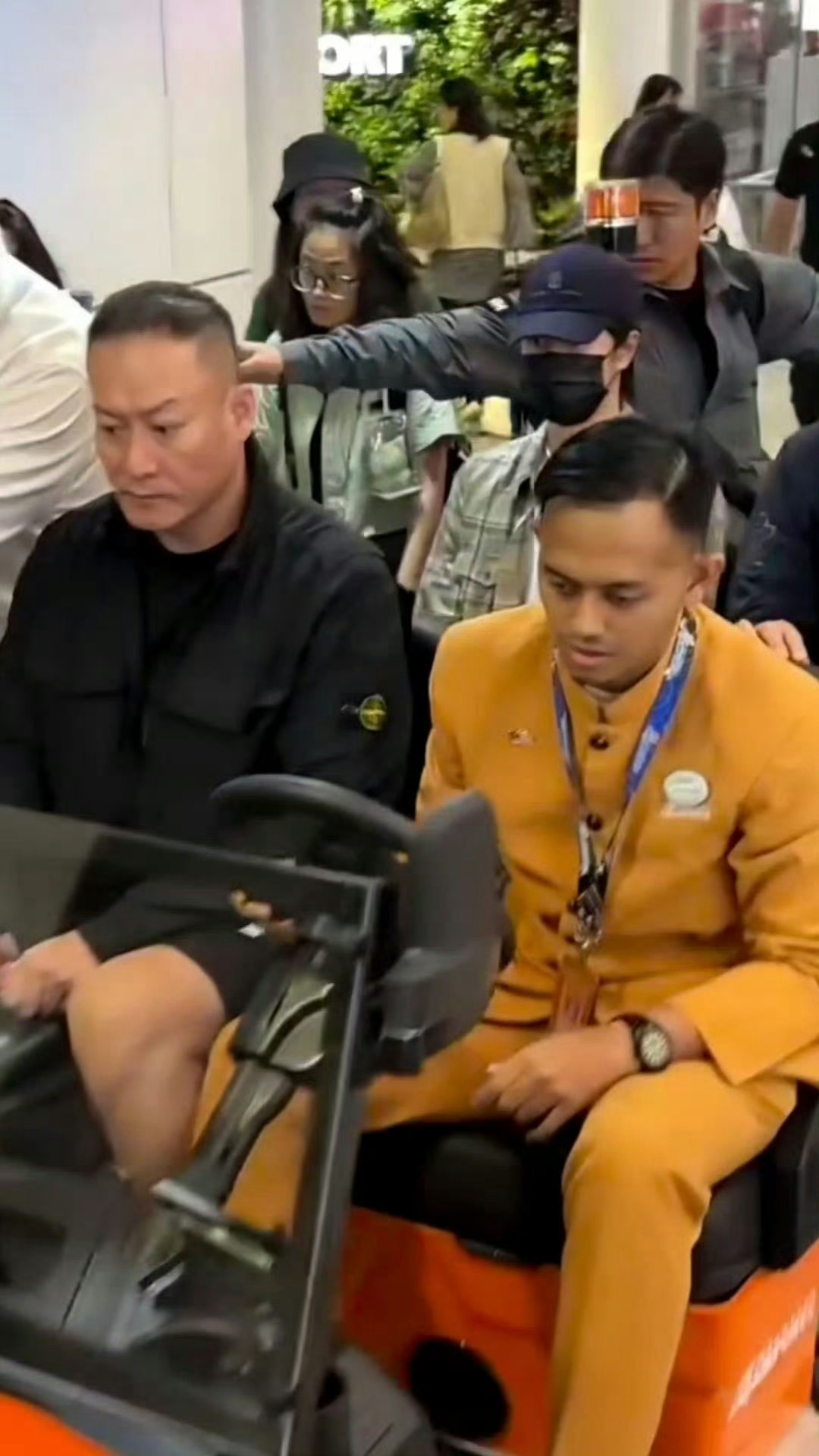 王一博坐上了机场的小车  ·王一博马来西亚练车 啊啊啊，又可以看到85号赛车手了