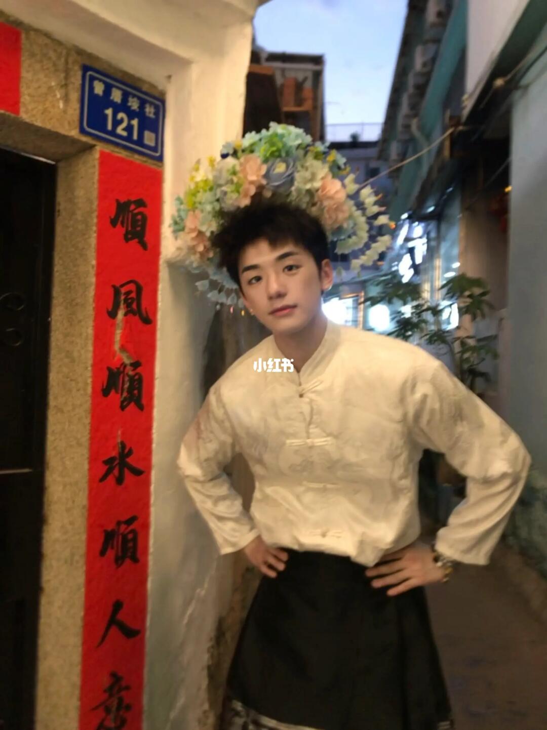 “男儿簪花不自羞 花应羞上男儿头”