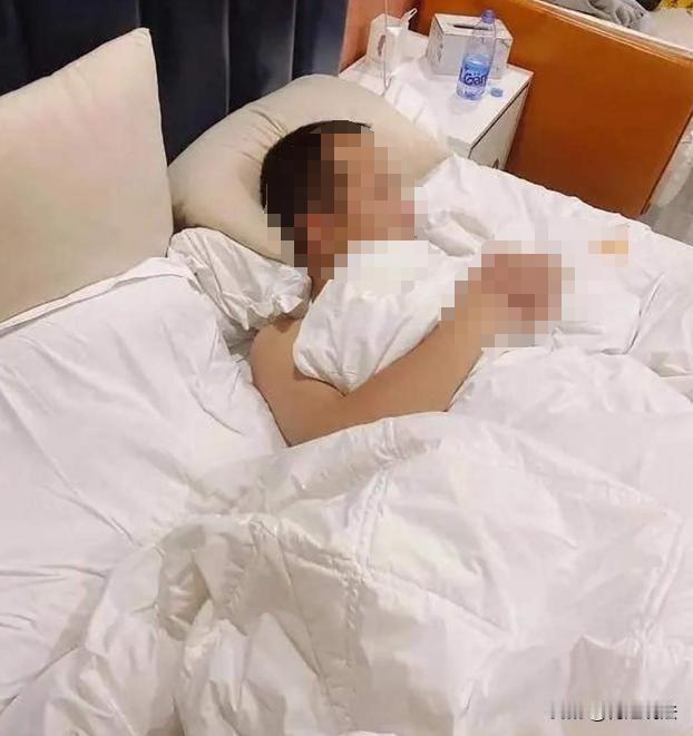 浙江杭州，一女子在公司安排下到外地出差，当时跟客户一行6人聚餐，喝掉4瓶白酒。之