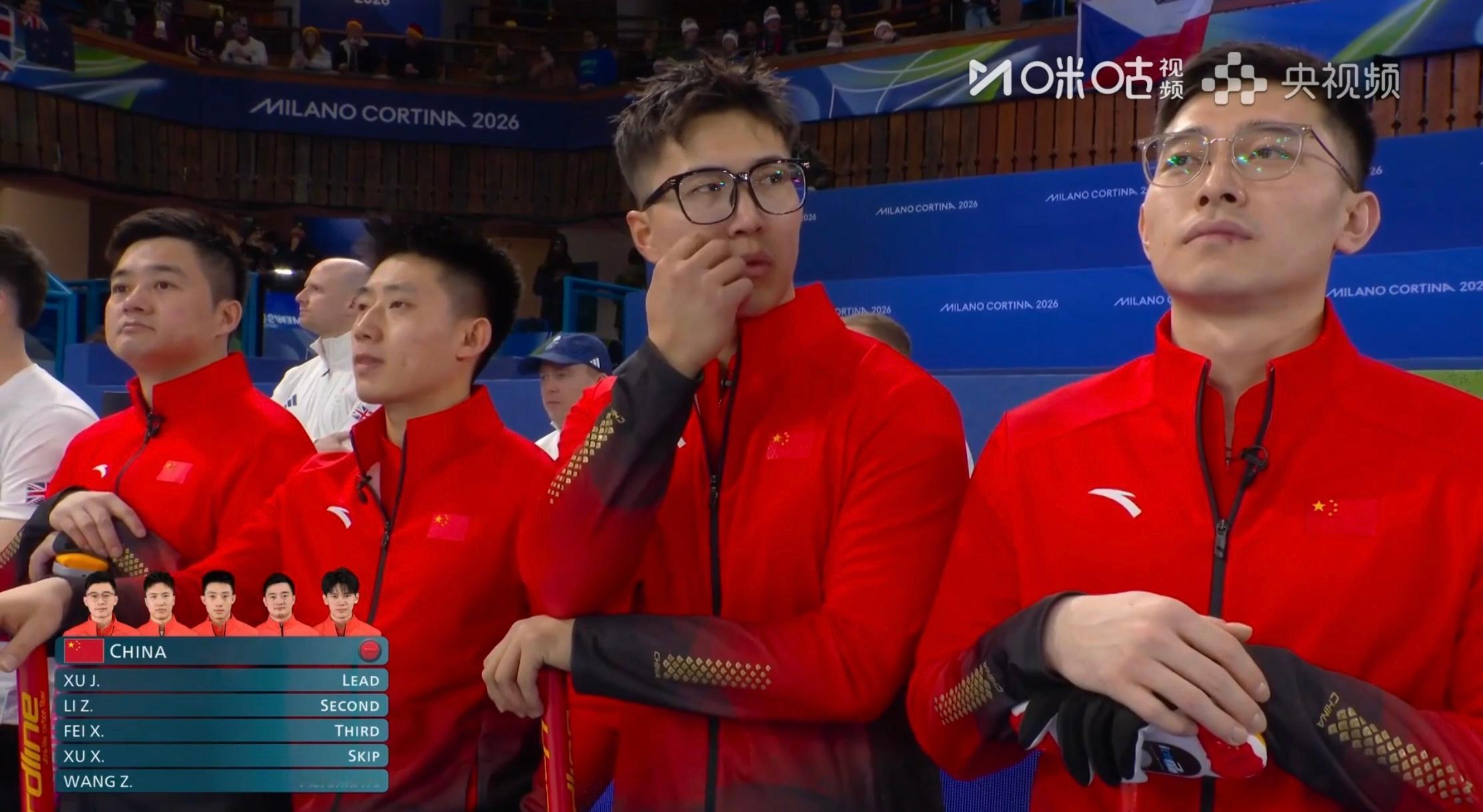 米兰冬奥会冰壶男子团体赛 第一场，中国男队两次被世界第一的英国队后手拿到3分，最