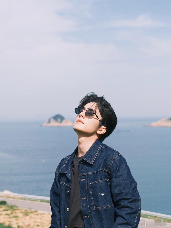 张新成把综艺上成艺考班 张新成属实是综艺里的隐藏声乐老师了，全员安排护嗓练声水壶