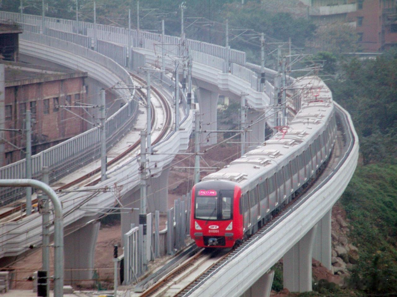 2012年11月，重庆轨道交通1号线沙坪坝到大学城段调试期间，一列从赖家桥那边过