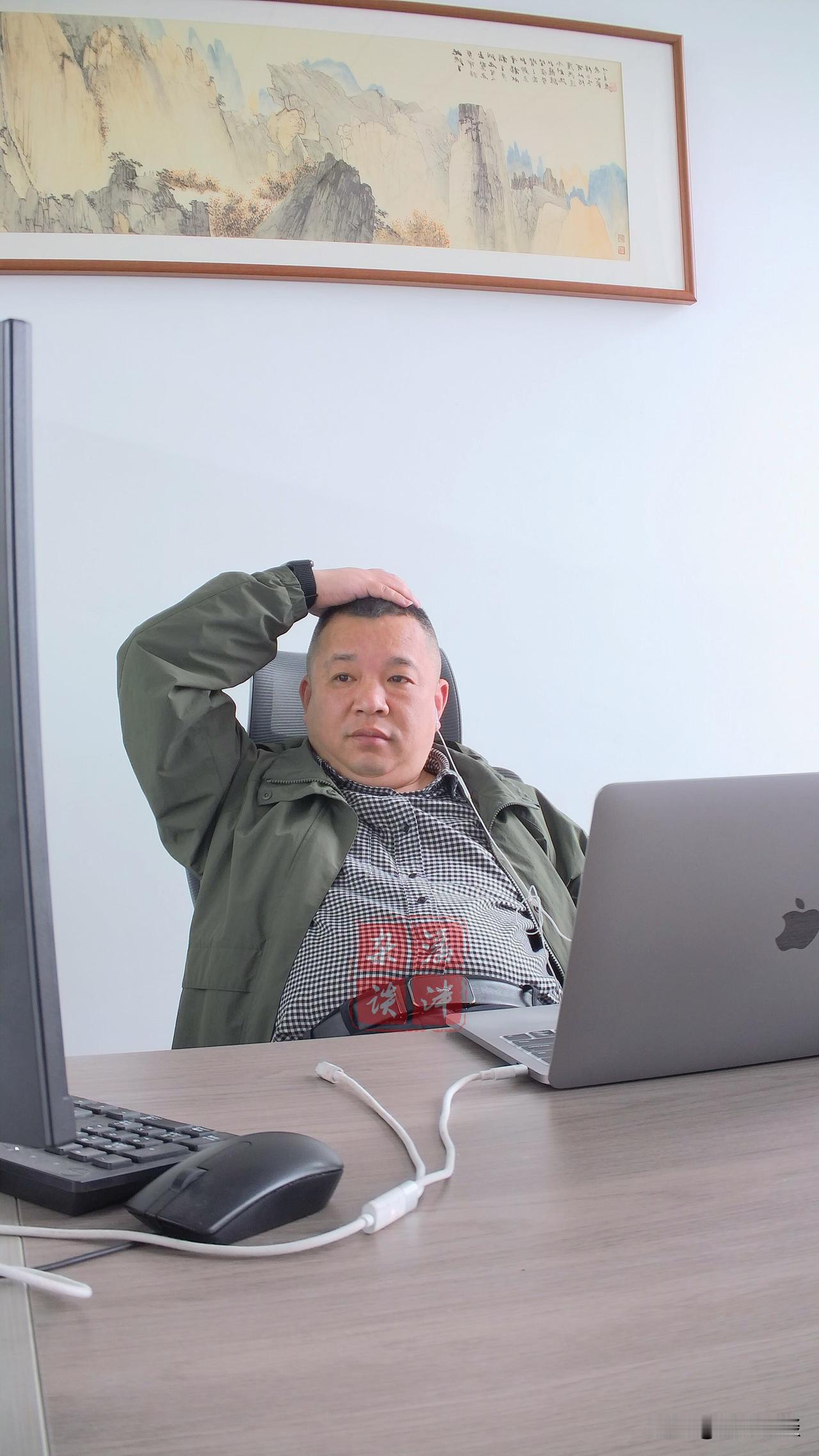 兜兜转转的日子里， 做着普普通通的自己， 日复一日地忙碌着。 渐渐没了太多期望，