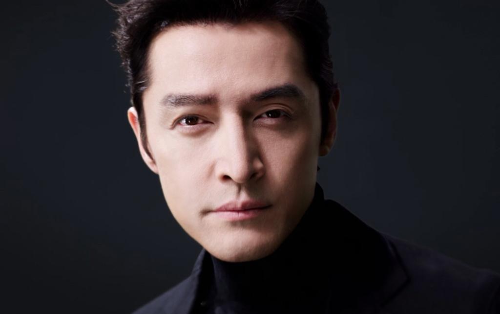 胡歌状态好能打 胡歌短片里的状态直接封神！怼脸镜头下轮廓分明，眼神里的故事感扑面