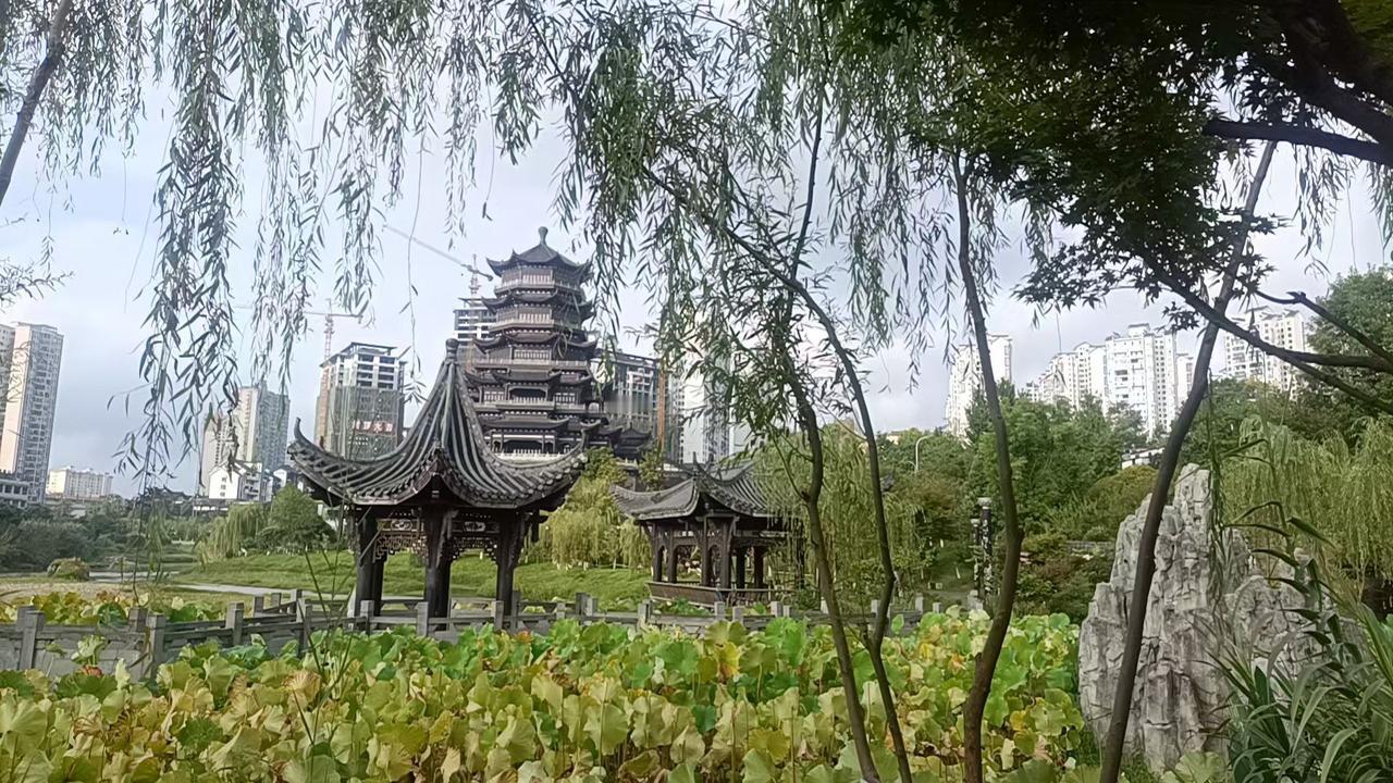 城市的喧嚣总会扰人心神，唯有大自然，永远敞开怀抱包容所有情绪。
山间有连绵起伏的